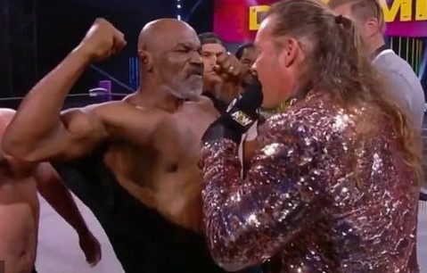 Mike Tyson noi gian, khoe co bap tren san dau hinh anh