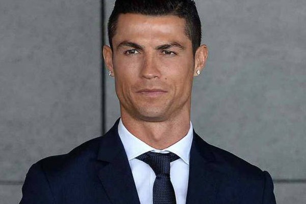 Ronaldo lap ky luc khi can moc mot ty USD thu nhap hinh anh