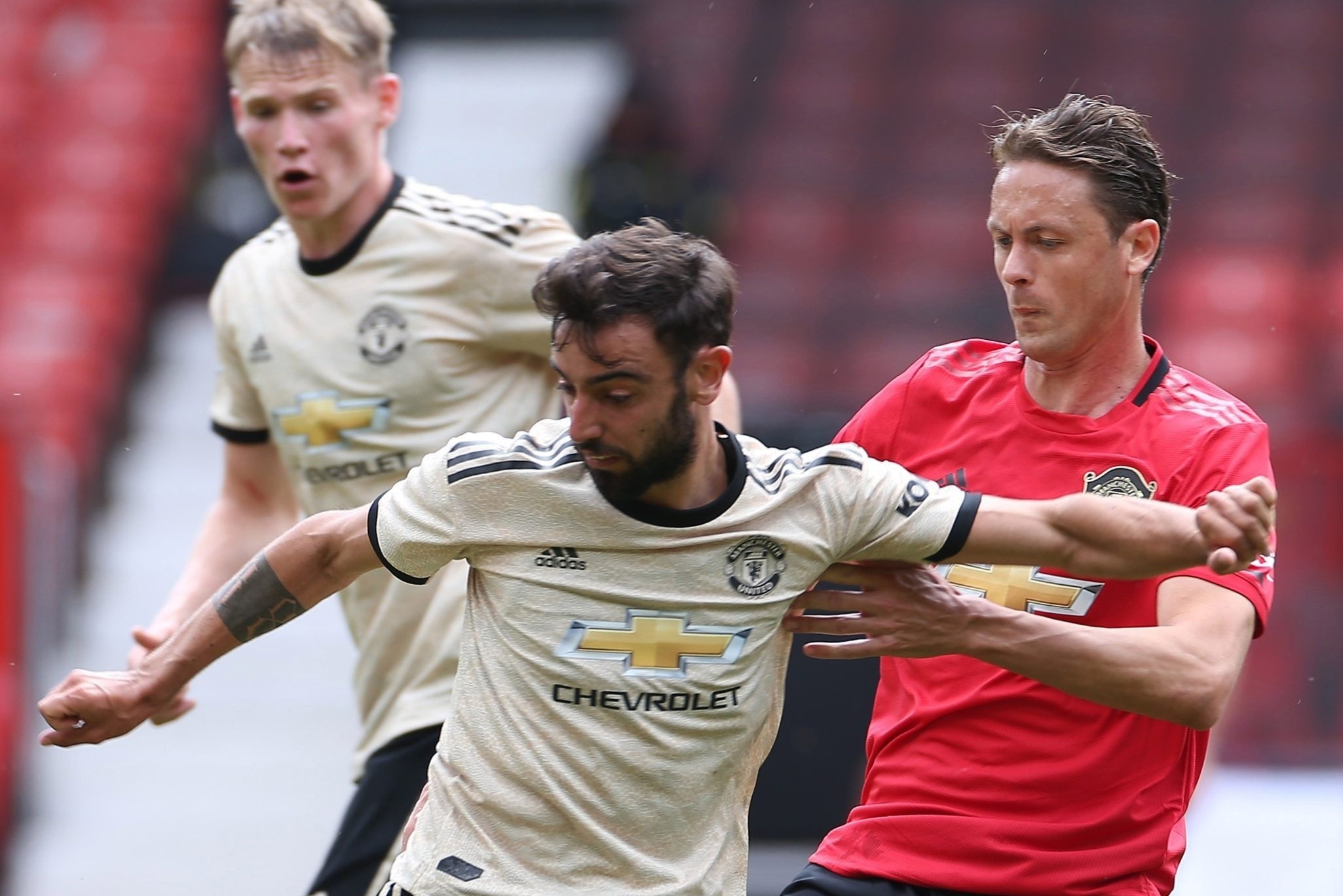 Premier League xon xao vi gian diep truoc ngay tro lai hinh anh