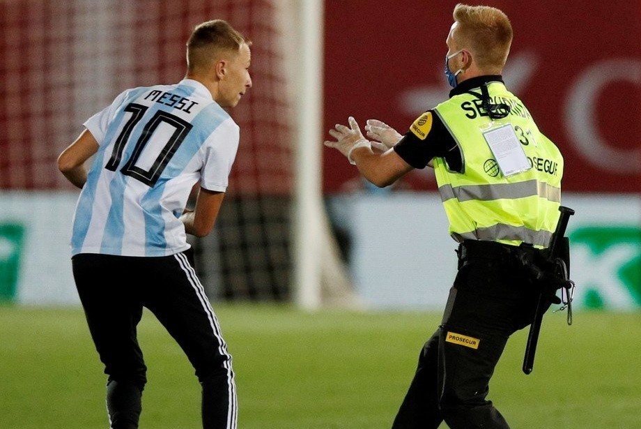 Fan cua Messi dot nhap tran dau khong khan gia cua Barca hinh anh