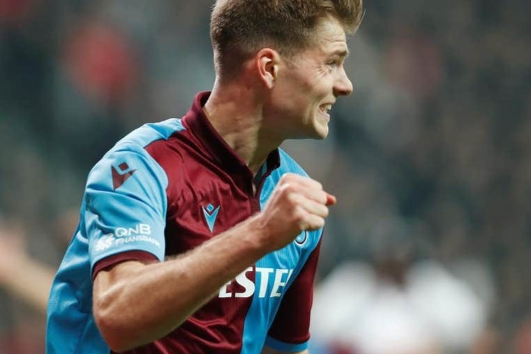 Ba trieu luot xem pha solo tu giua san hinh anh