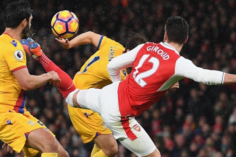 Cau thu nghiep du tai hien sieu pham bo cap cua Giroud hinh anh