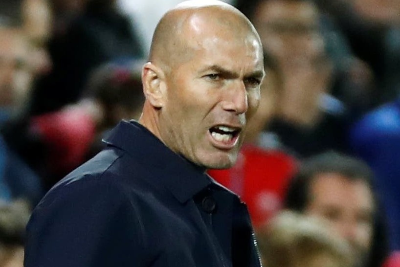 Zidane noi gian voi cau thu Real du thang 3-1 hinh anh