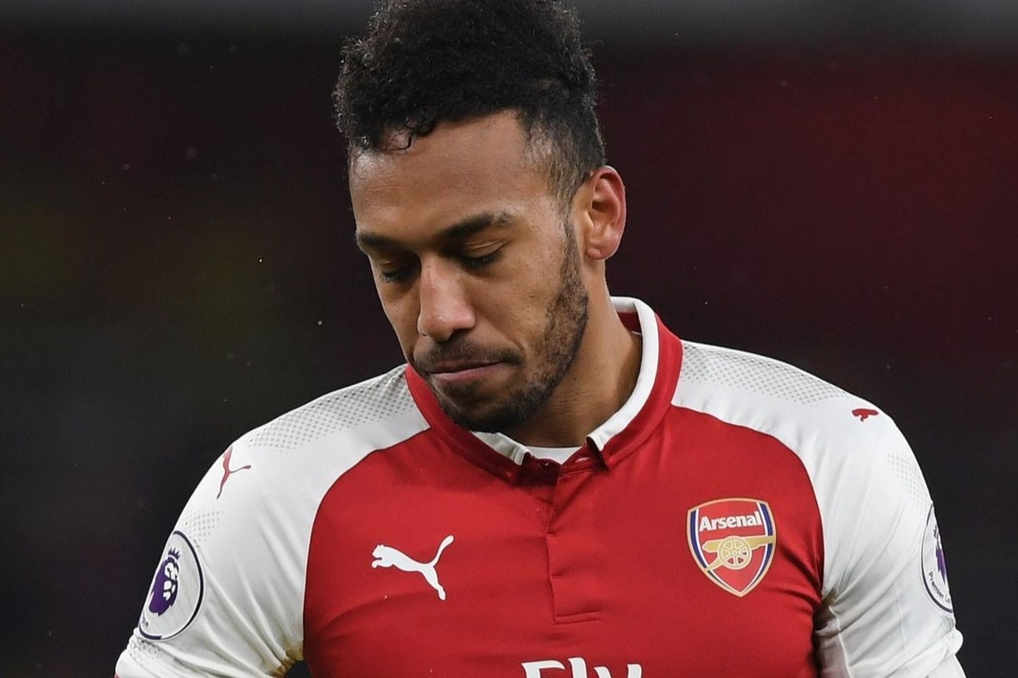 Aubameyang va Van Persie, ai noi doi? hinh anh