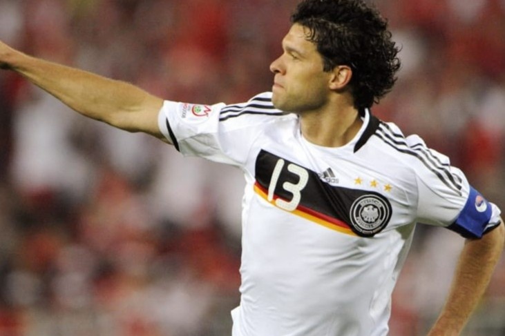 Cu na dai bac tu khoang cach 30 m cua Ballack hinh anh