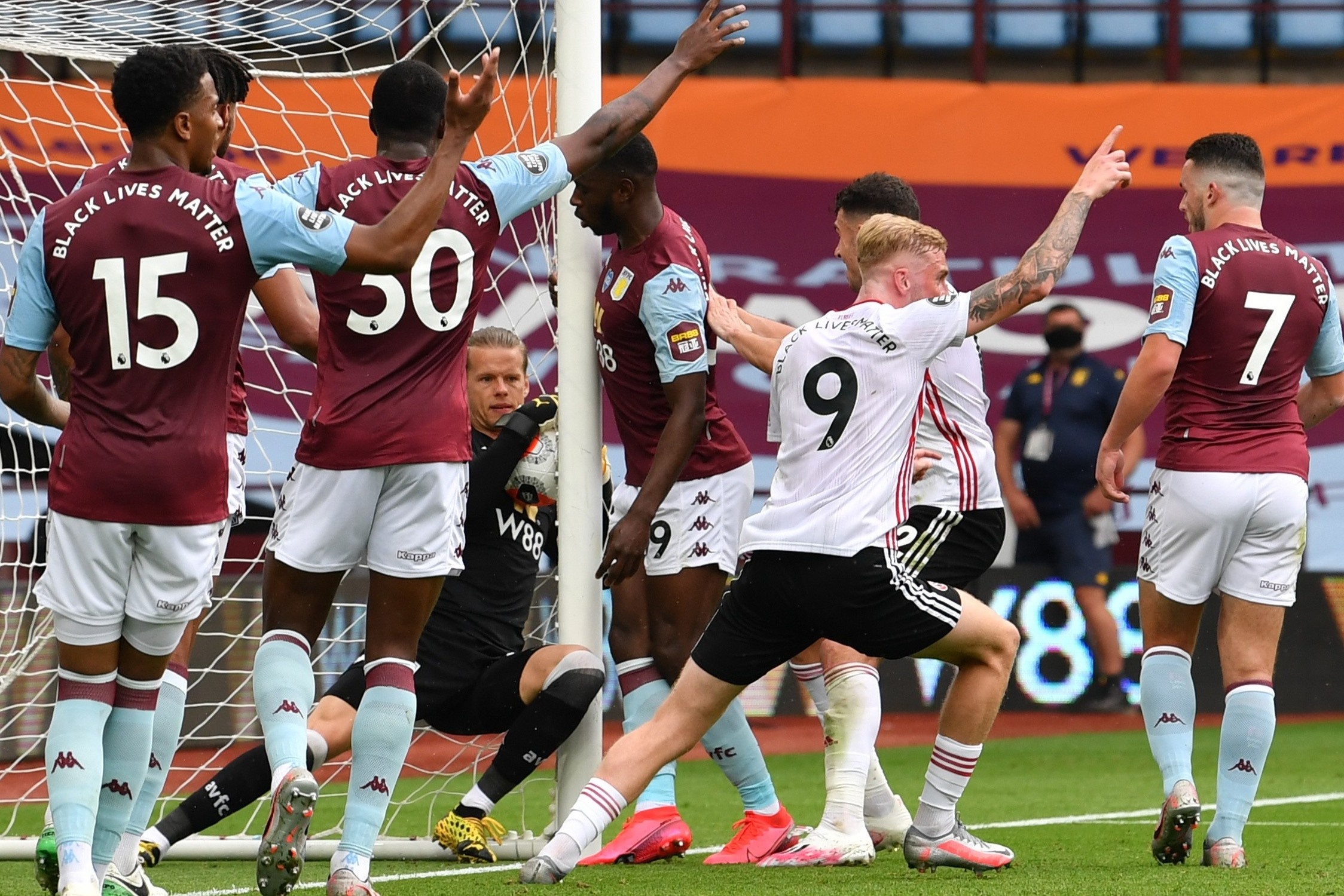 VAR mac sai lam trong ngay Premier League tro lai hinh anh