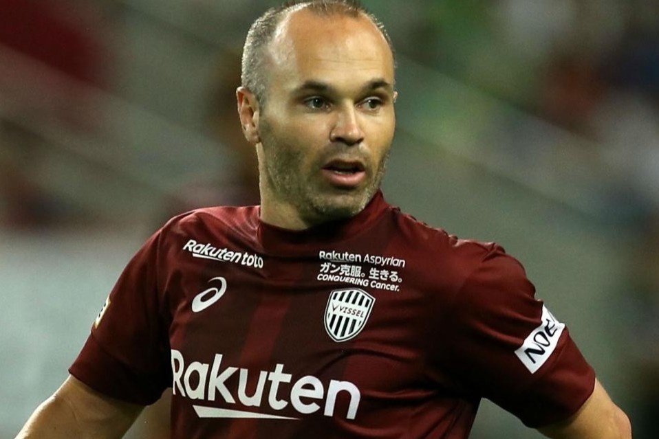 Iniesta khien thu mon tre xau ho trong buoi tap hinh anh