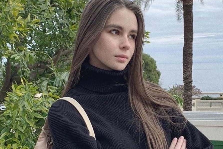 Sieu mau dua con gai 21 tuoi lam chu tich doi bong hinh anh