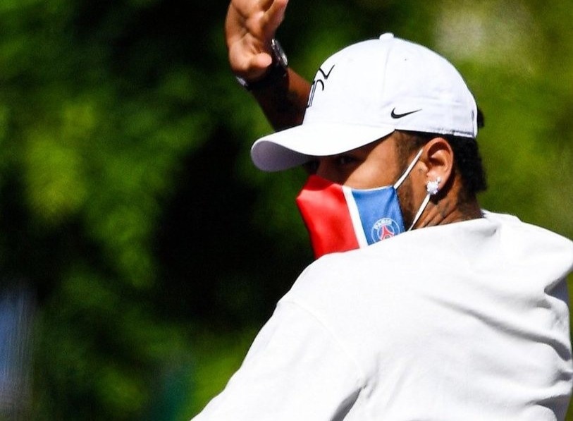 Neymar deo khau trang, tro lai PSG hinh anh