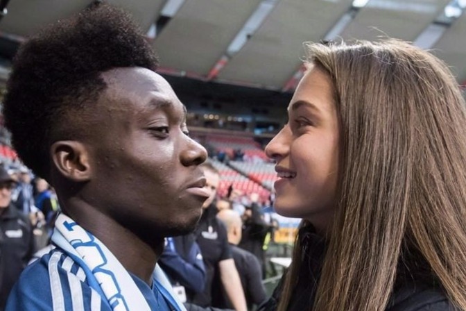 May chay cua Bayern va chuyen tinh voi nu cau thu Canada hinh anh