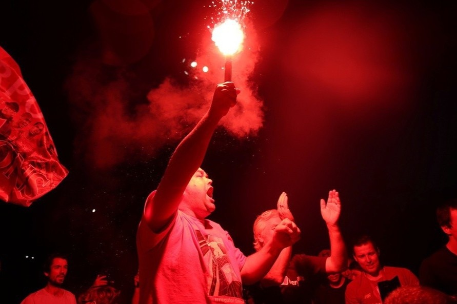 CDV ban phao hoa mung Liverpool vo dich Premier League hinh anh