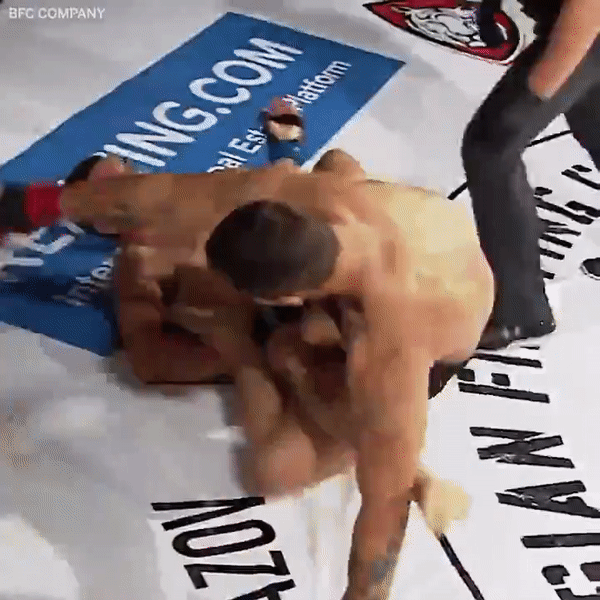 Vo si danh bat tinh doi thu du bi khoa chan hinh anh