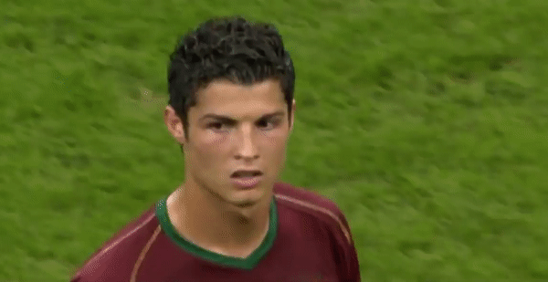 Pha bong khien Ronaldo tro thanh ke thu cua nguoi Anh hinh anh