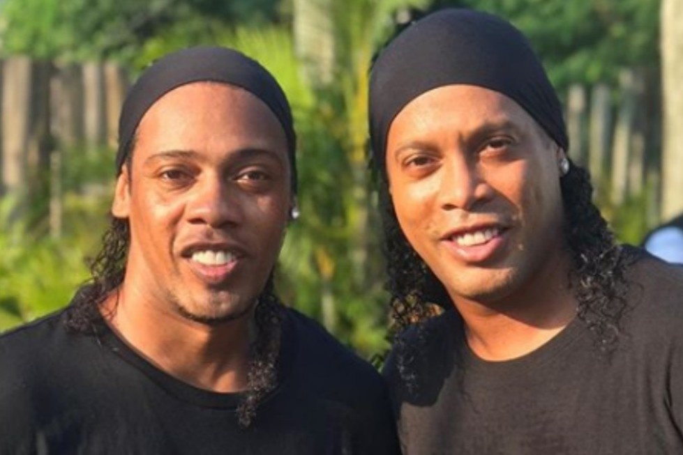 Chang trai Brazil kiem bon tien khi Ronaldinho ngoi tu hinh anh