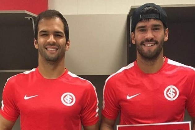 Anh ruot Alisson can pha penalty giup CLB Brazil vo dich hinh anh