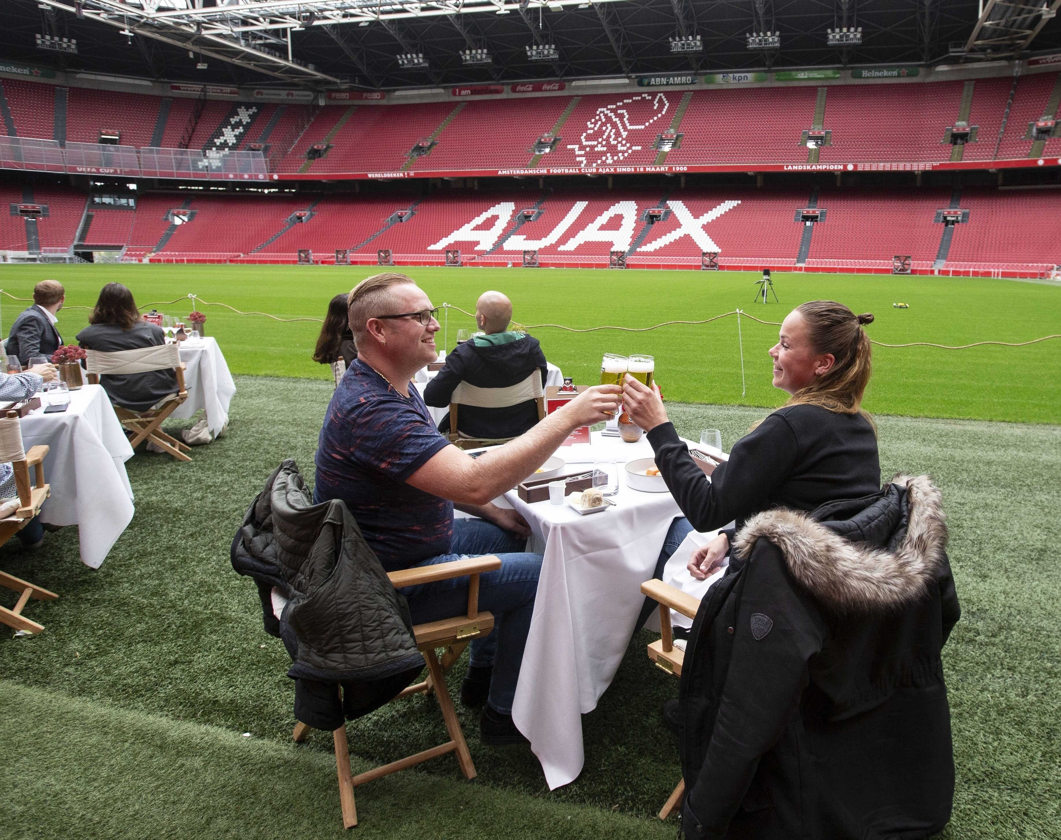 Ajax to chuc cho CDV den san an uong hinh anh