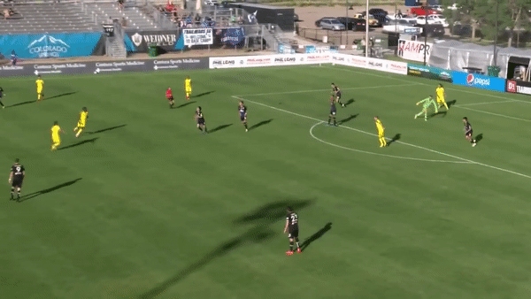 Thu mon bat luc truoc cu volley tu khoang cach 30 m hinh anh