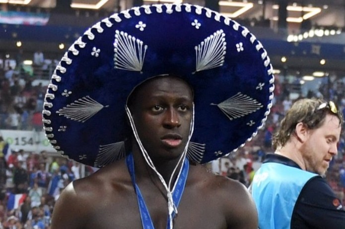 San bong trong nha tri gia 300.000 USD cua sao Man City hinh anh