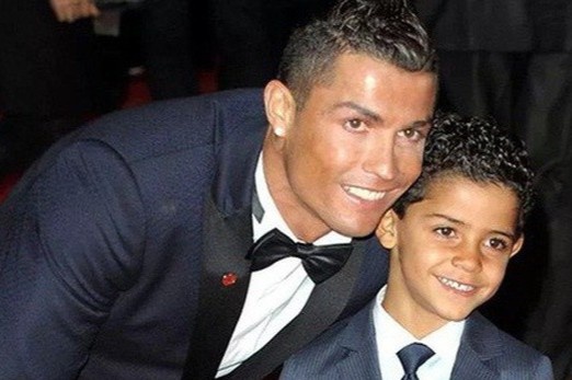 Quy tu nha Ronaldo choi tro mao hiem gay tranh cai hinh anh