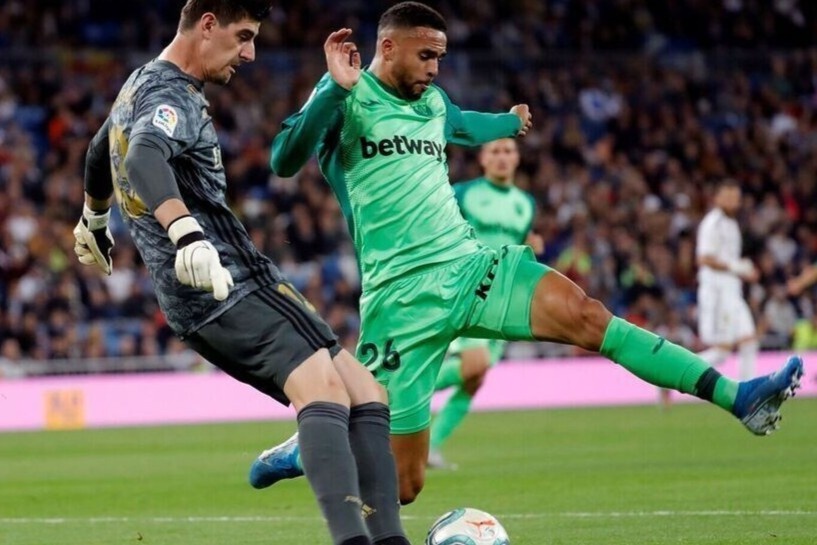 Courtois gay chu y khi tro tai tang bong vao ro hinh anh