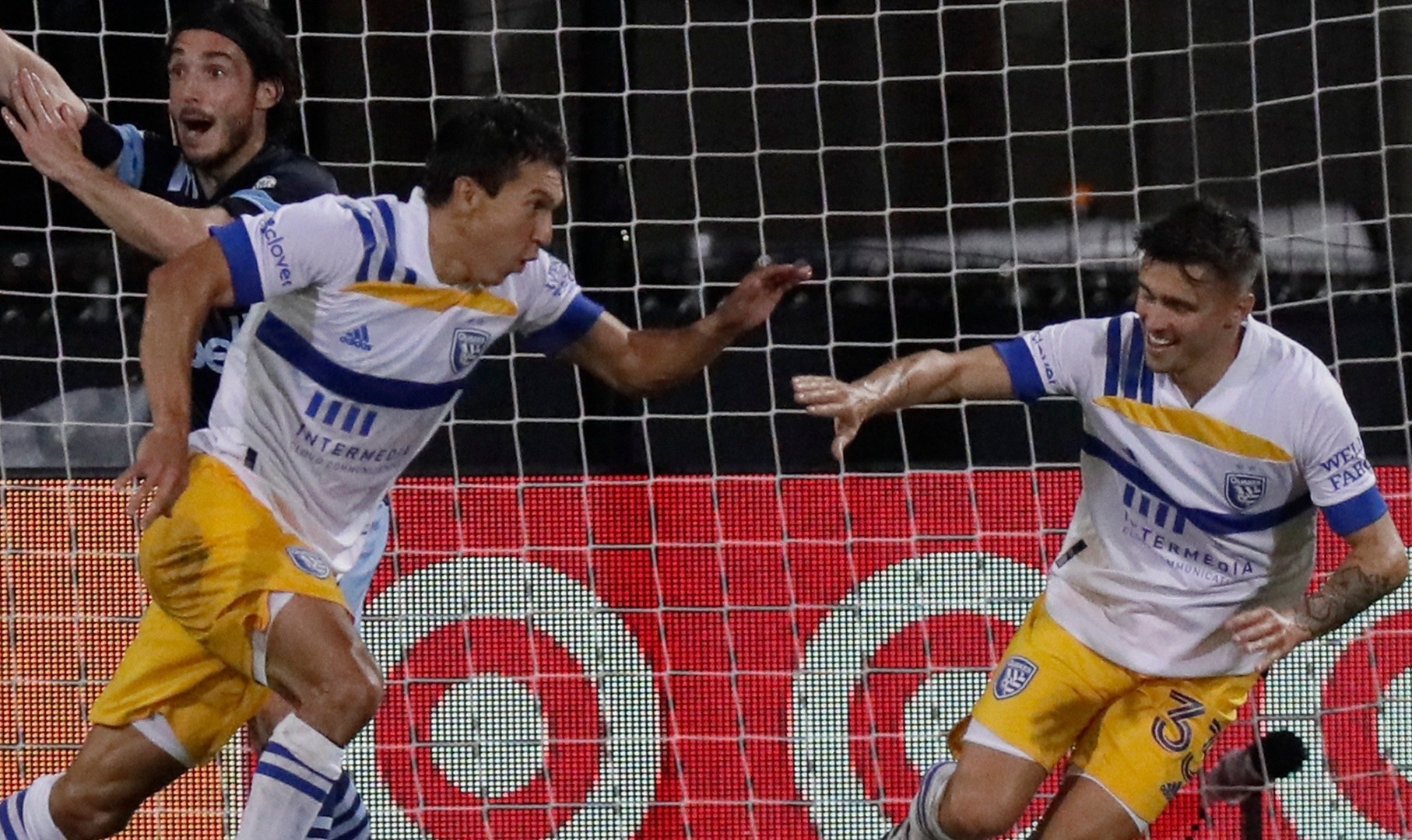 Cau thu solo tu giua san giup doi nha thang phut 90+8 hinh anh