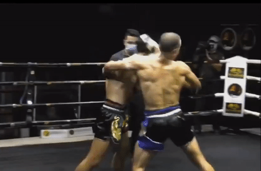 Vo si Thai Lan ha guc doi thu bang don cui cho trong tich tac hinh anh