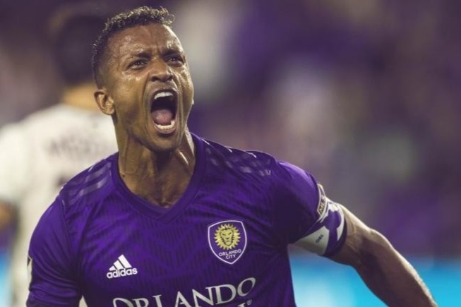 Nani vay bong danh bai doi cua Henry hinh anh