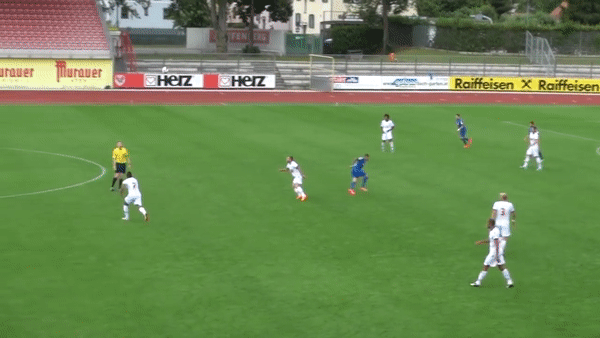 Cau thu doi doi nho ban thang volley tu giua san hinh anh