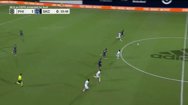 But toc tu san nha de ghi ban sau sai lam cua doi thu hinh anh