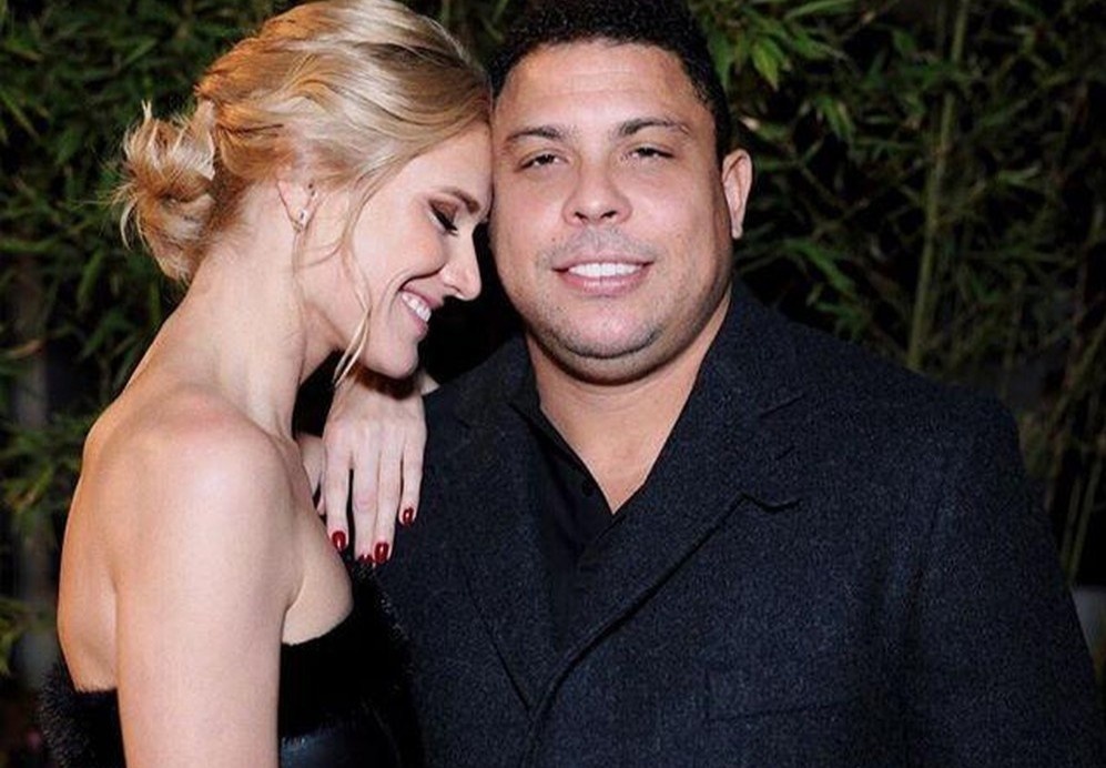 Ronaldo 'beo' di nghi mat cung ban gai kem 15 tuoi hinh anh