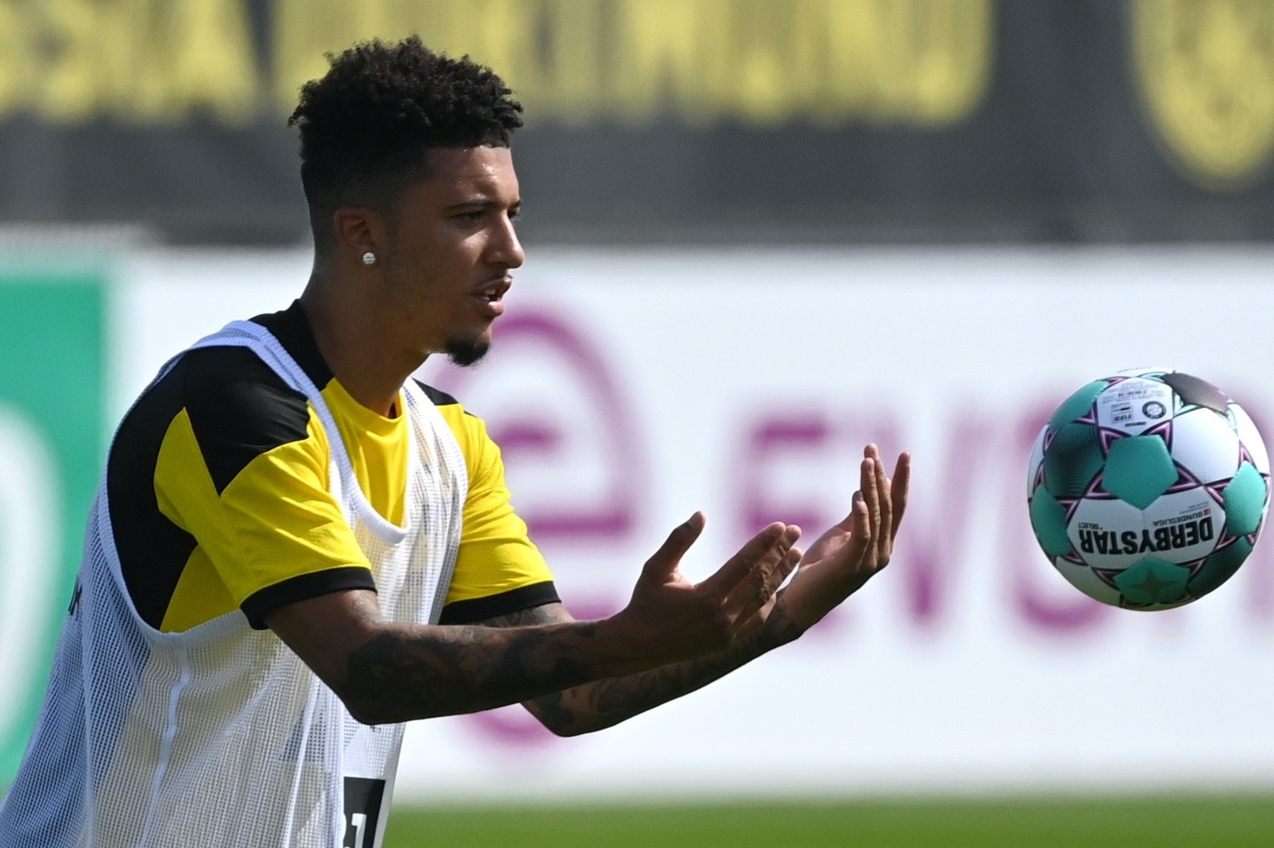 Sancho tap cung cau thu 17 tuoi giua thong tin sang MU hinh anh