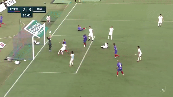 Thu mon khien dong doi phan luoi sau pha dam bong len troi hinh anh