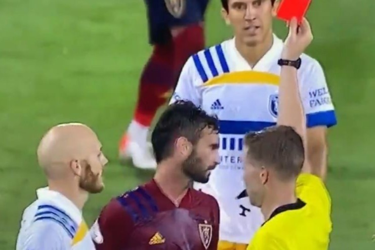 Cau thu nhan the do khi da bong vao nguoi trong tai hinh anh