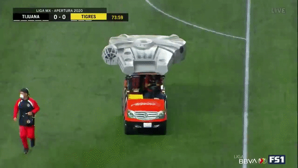 CLB Mexico dung xe cuu thuong mo phong phi thuyen phim Star Wars hinh anh