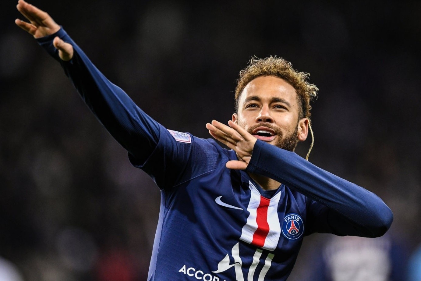 Neymar vac loa an mung PSG vao chung ket Champions League hinh anh