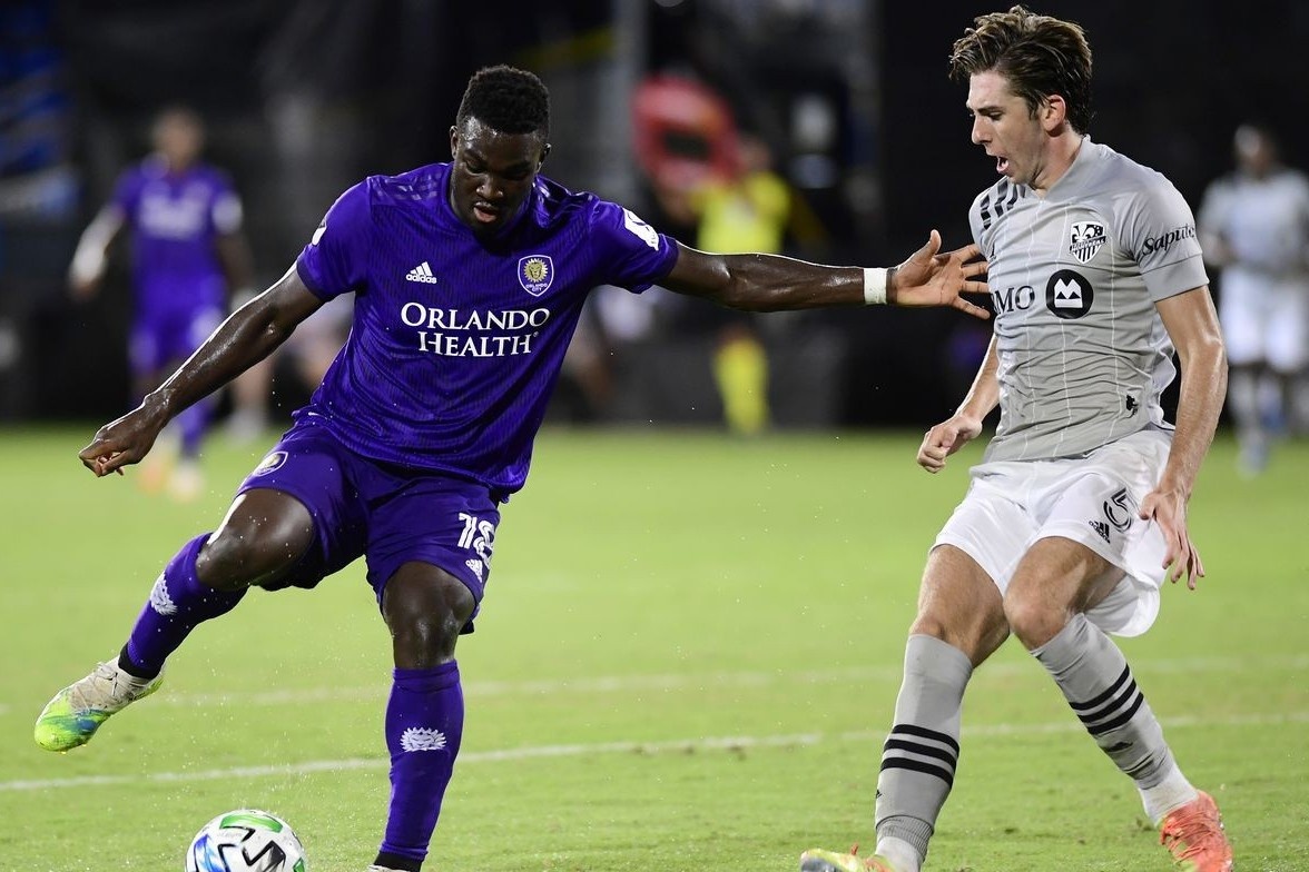 Cau thu ghi ban sau 3 cu sut lien tiep hinh anh