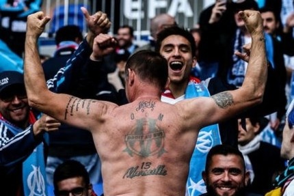 CDV Marseille ban phao hoa an mung khi PSG thua Bayern hinh anh