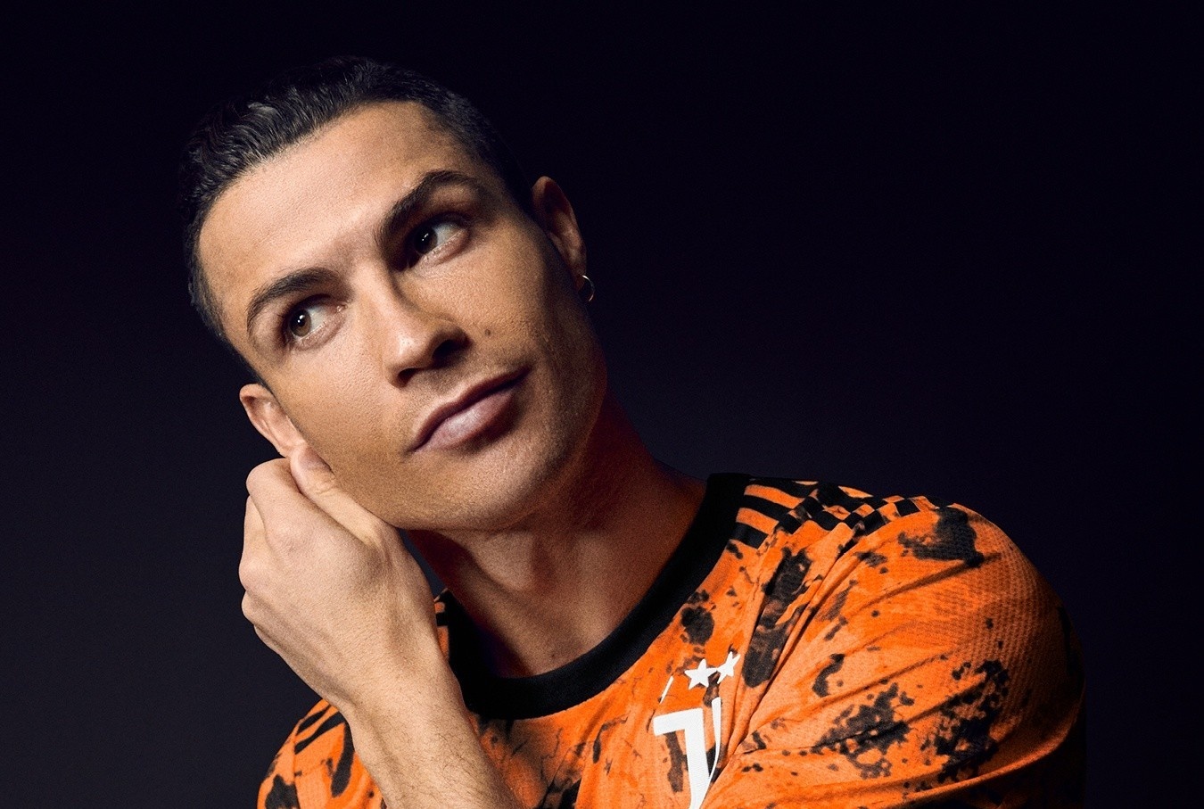 Juventus ra mat ao dau mau cam hinh anh