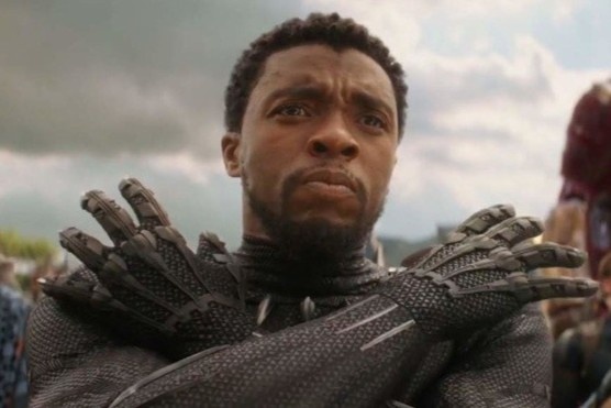 Cau thu Brazil tri an Chadwick Boseman hinh anh
