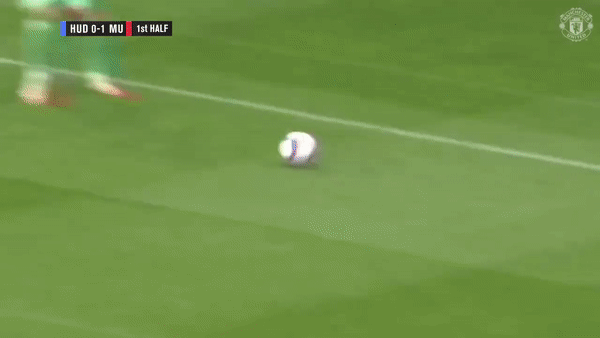 Cau thu tre MU ghi ban sau sai lam cua thu mon hinh anh