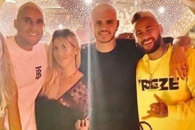 Vo chong Icardi di nghi he cung Neymar hinh anh