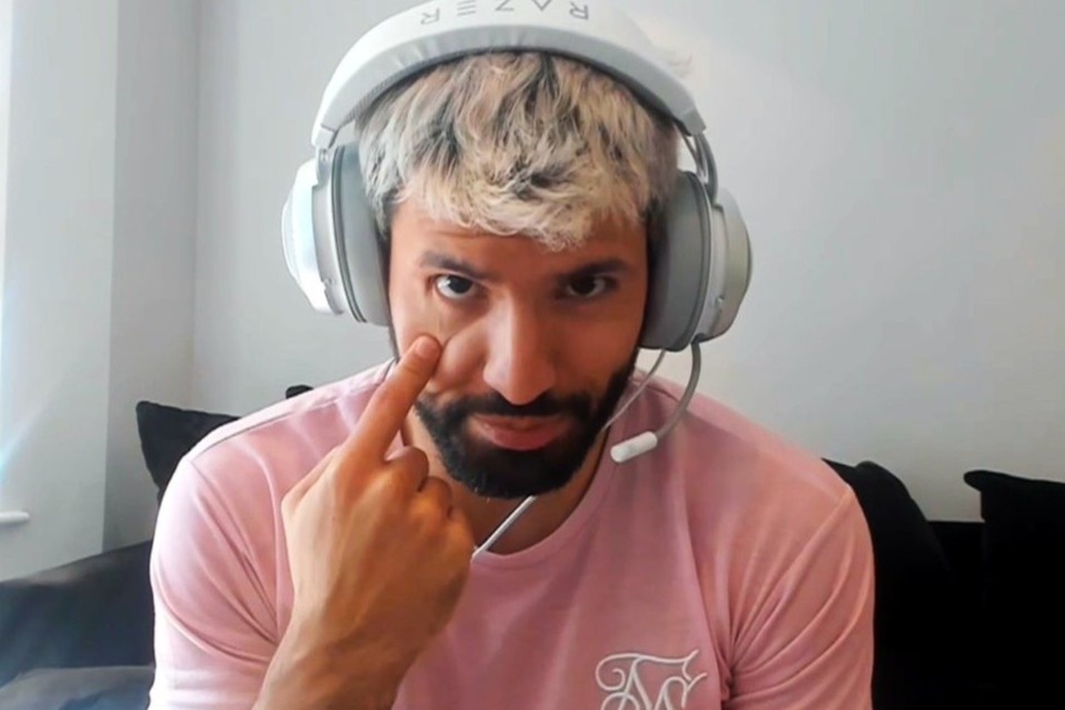 Aguero lac lu theo nhac khi duoc hoi ve Messi hinh anh