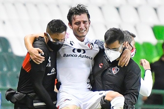 Cau thu khoc sau khi dinh chan thuong hinh anh