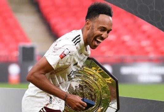 Aubameyang duoc dong doi chi cach nang cup hinh anh