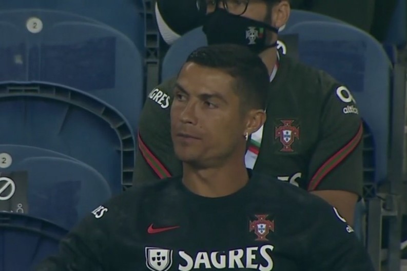 Ronaldo bi nhac deo khau trang hinh anh