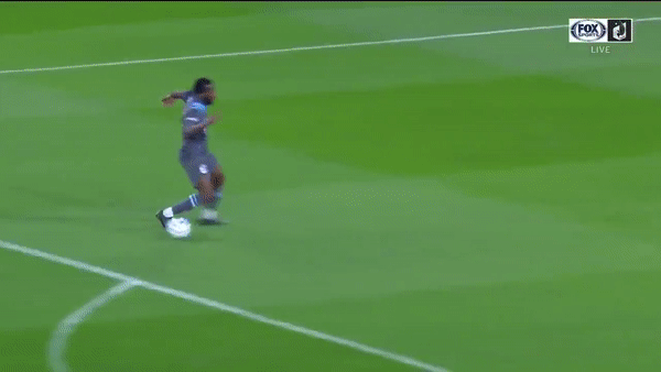 Cau thu danh got cho dong doi khi doi mat thu mon hinh anh