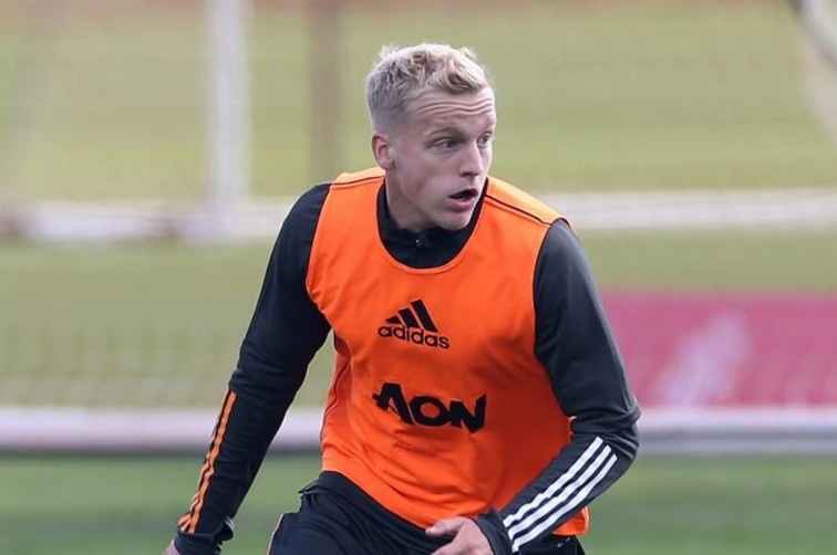 Van de Beek tap buoi dau tien tai MU hinh anh