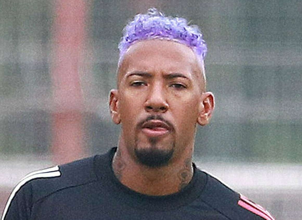 Boateng khoe toc mau tim trong buoi tap cua Bayern hinh anh