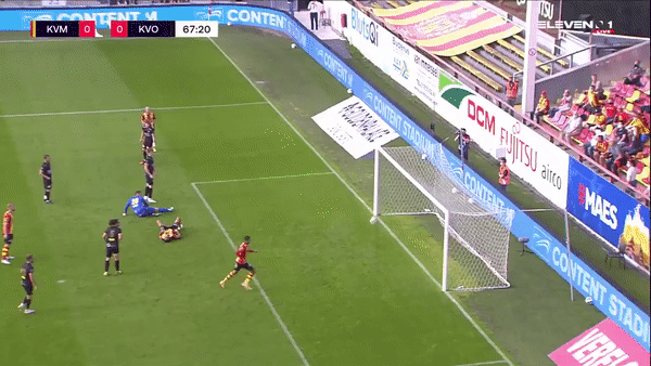 Cau thu vap bong nga truoc khung thanh o giai Bi hinh anh