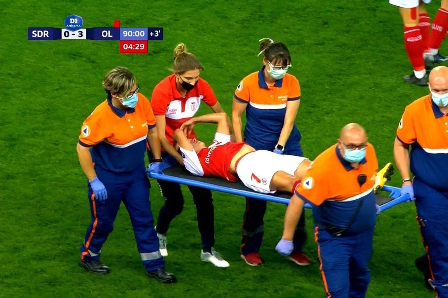 Nu cau thu nhap vien sau pha tranh bong o giai Phap hinh anh